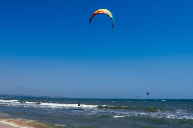 Kitesurf sulle onde del mare