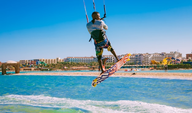 Kitesurfer impennata sull'acqua del Mar Rosso. Egitto.