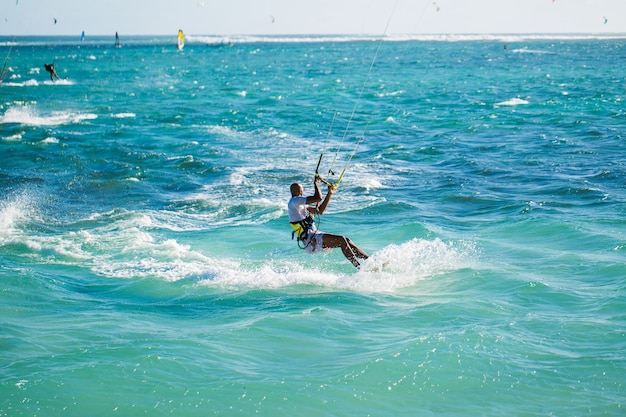 Kitesurfisti sulla spiaggia di Le Morne a Mauritius