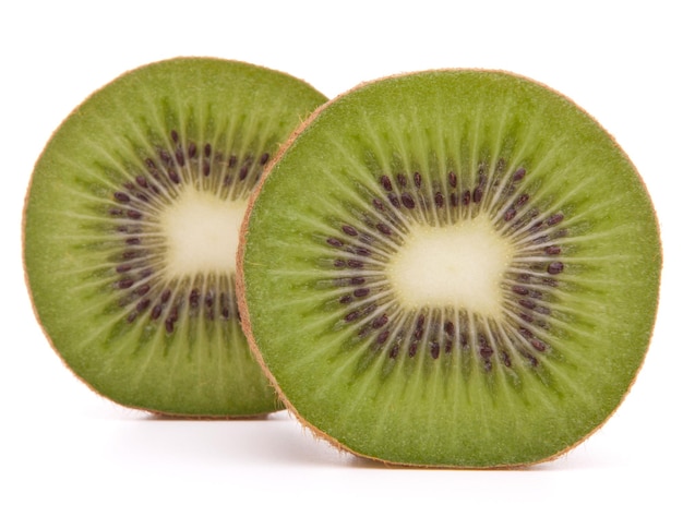 Kiwi affettato a metà isolato sul ritaglio di sfondo bianco