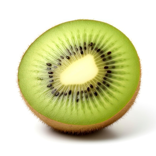 Kiwi affettato succoso isolato su sfondo bianco