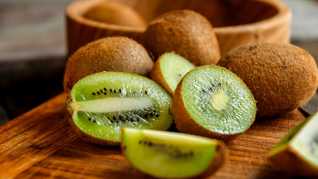 Kiwi affettato sul bordo della cucina.