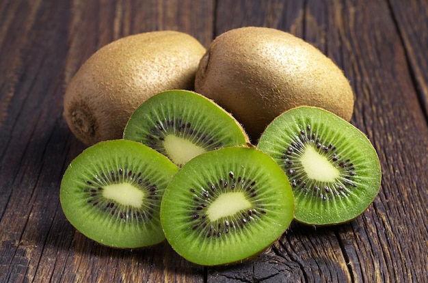 Kiwi affettato sulla vecchia tavola di legno. Foto da vicino