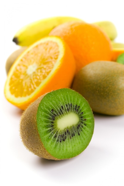 Kiwi, arance e banane che si aprono su bianco