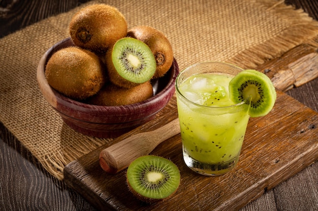 Kiwi brasiliano Caipirinha Cachaca drink con kiwi su sfondo di legno