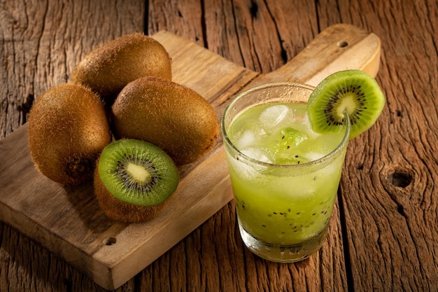 Kiwi brasiliano Caipirinha Cachaca drink con kiwi su sfondo di legno