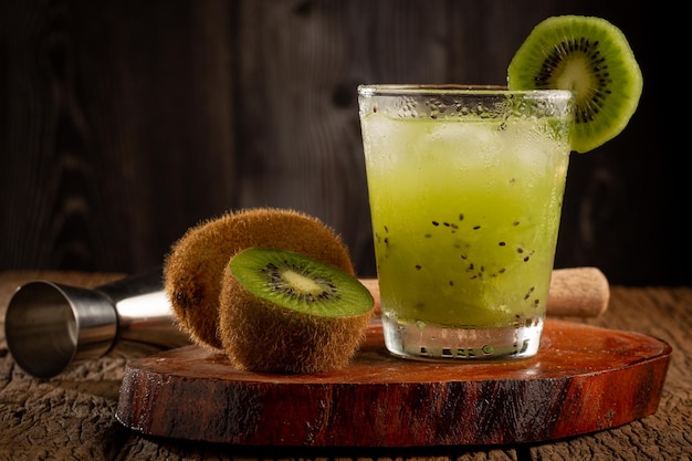 Kiwi brasiliano Caipirinha Cachaca drink con kiwi su sfondo di legno