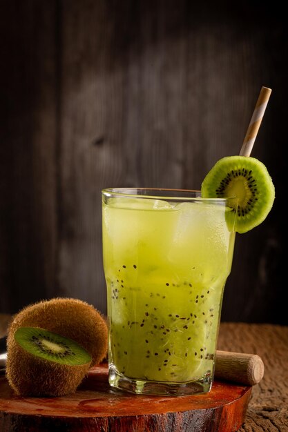 Kiwi brasiliano Caipirinha Cachaca drink con kiwi su sfondo di legno