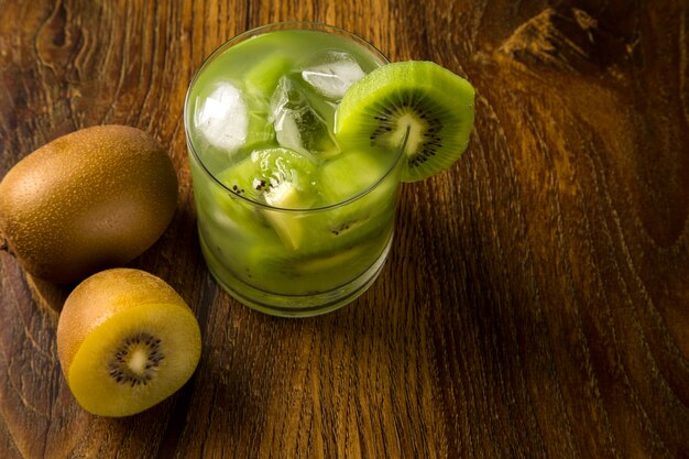 Kiwi Caipirinha di frutta del Brasile sulla tavola di legno