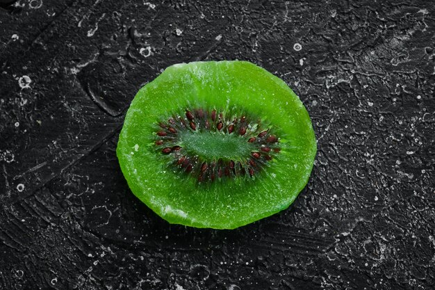 Kiwi canditi ed essiccati Frutta secca Su uno sfondo di pietra