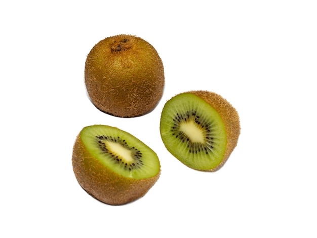 Kiwi con la buccia e due metà su uno sfondo bianco