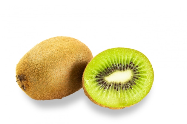 Kiwi con ombra su fondo bianco.