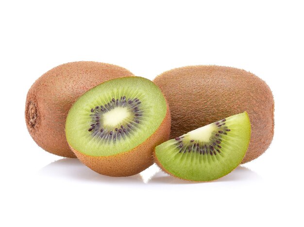 Kiwi e affettati isolati su sfondo bianco.