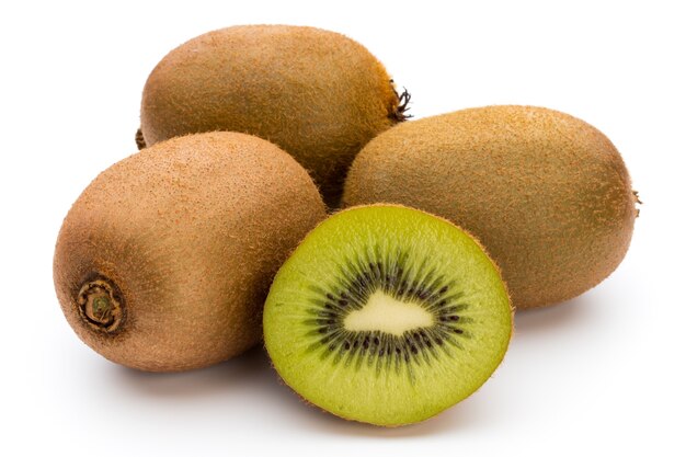 Kiwi e affettato isolato su sfondo bianco.