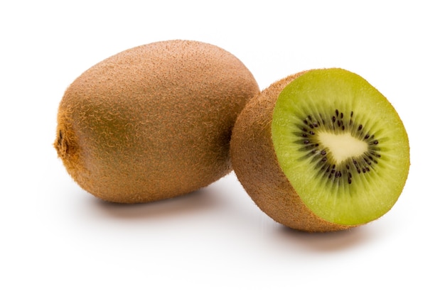 Kiwi e affettato isolato su sfondo bianco