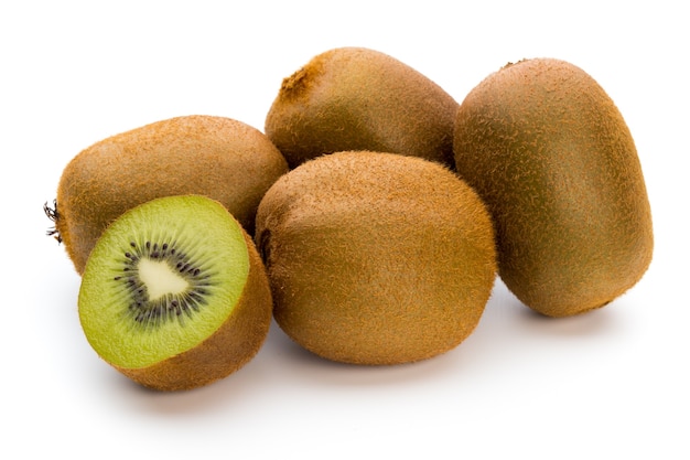 Kiwi e affettato isolato su sfondo bianco