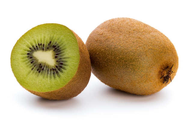 Kiwi e affettato isolato su sfondo bianco.