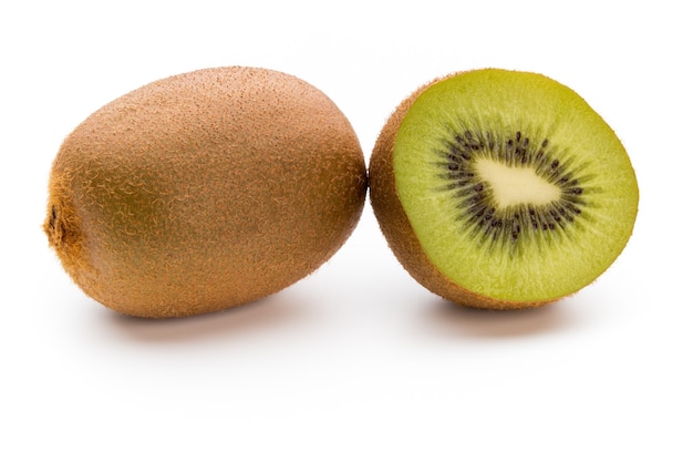 Kiwi e affettato isolato.