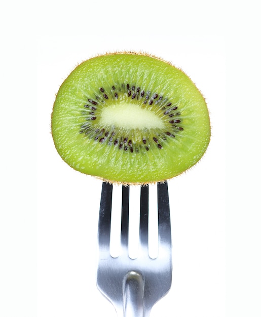 Kiwi e forcella su bianco, dieta e concetto sano.