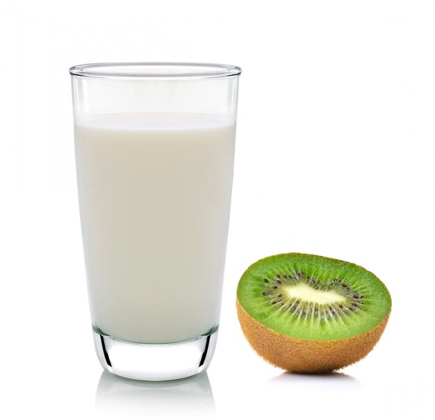 Kiwi e latte isolati