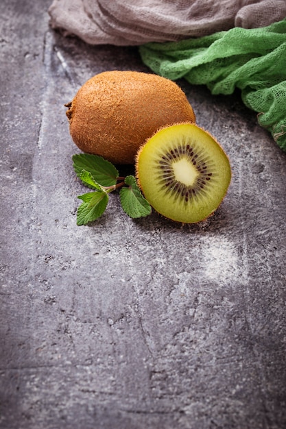 Kiwi e menta maturi freschi