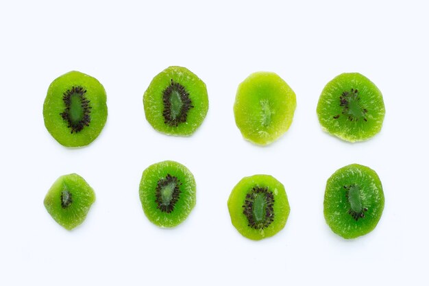 Kiwi essiccati su sfondo bianco