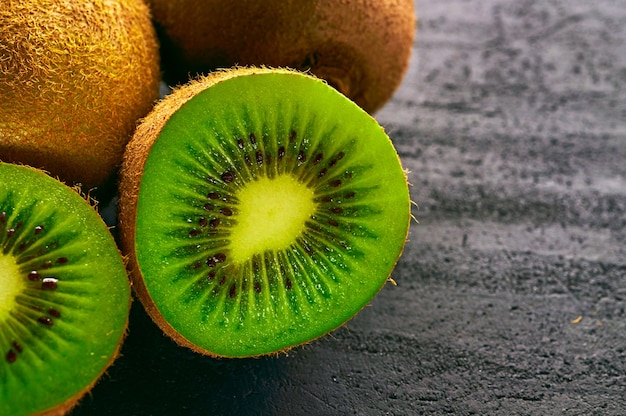 Kiwi freschi al sole