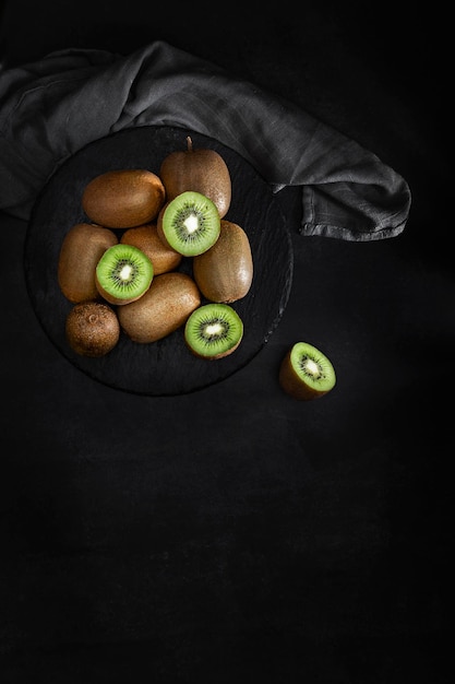 Kiwi freschi e maturi su sfondo scuro Fotografia di cibo sano Frutta ricca di vitamina C