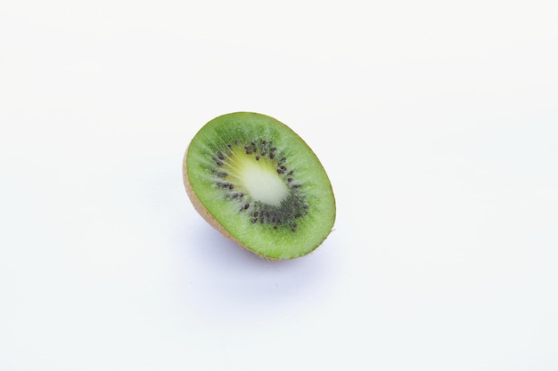 Kiwi fresco affettato su fondo bianco. Deliziosi kiwi maturi