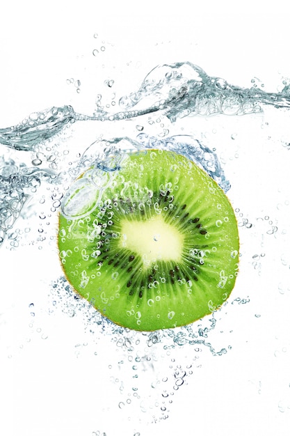 Kiwi fresco che cade in acqua