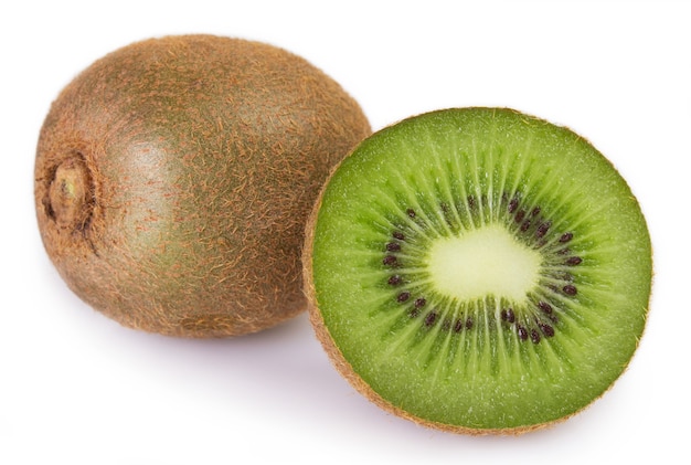 Kiwi fresco isolato su sfondo bianco