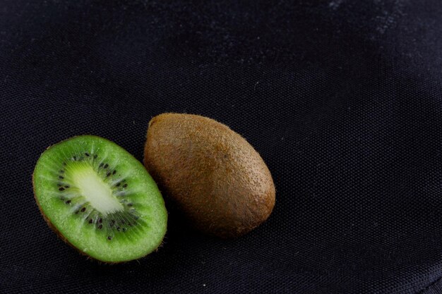 Kiwi fresco. Kiwi su sfondo nero