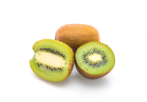 kiwi fresco su bianco