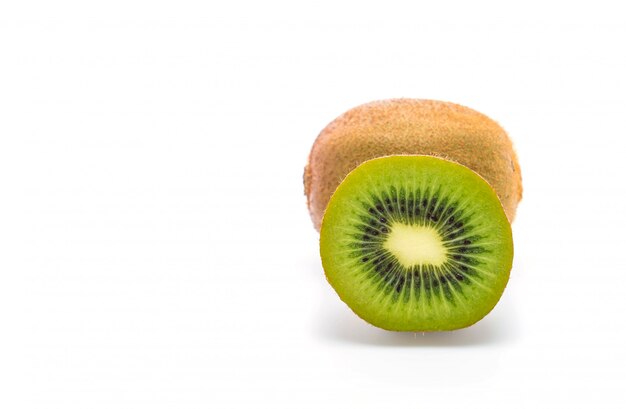 kiwi fresco su bianco