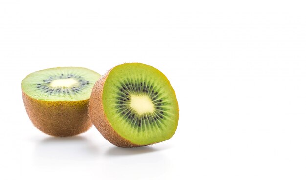 kiwi fresco su bianco