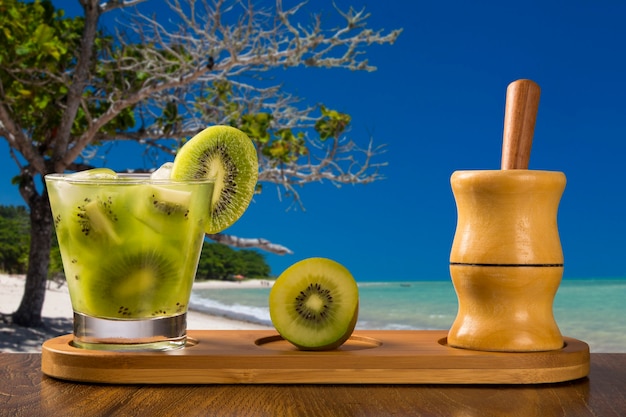 Kiwi Fruit Caipirinha del Brasile sulla bellissima spiaggia