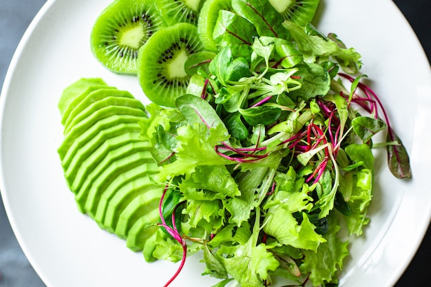 Kiwi insalata avocado mix di lattuga foglie pronte da cucinare e mangiare