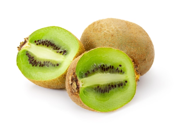 Kiwi intero e affettato isolato su sfondo bianco