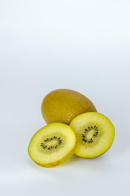 Kiwi intero e metà