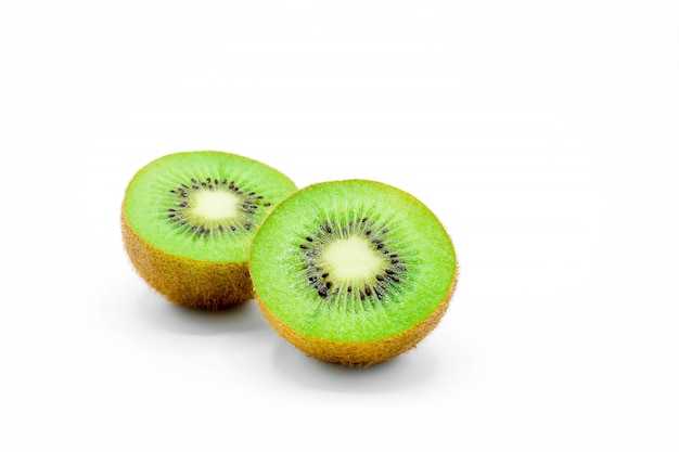 Kiwi isolato su bianco