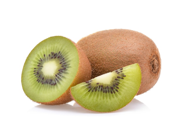 Kiwi isolato su sfondo bianco.(Immagine di messa a fuoco impilata)