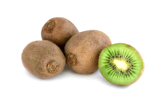 Kiwi isolato su sfondo bianco.