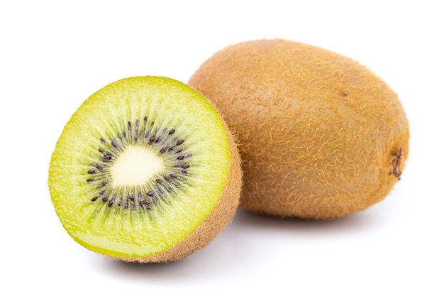 Kiwi isolato su sfondo bianco