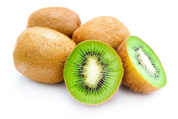 Kiwi isolato su sfondo bianco