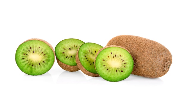 Kiwi isolato su sfondo bianco