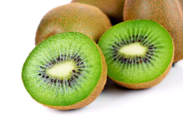 Kiwi isolato su sfondo bianco