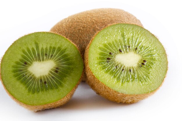 Kiwi isolato su sfondo bianco