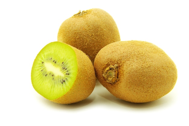 Kiwi isolato su sfondo bianco