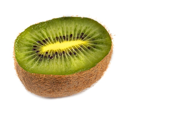 Kiwi isolato su uno sfondo bianco intero e tagliato