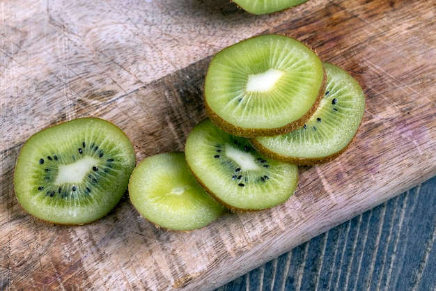 Kiwi lavato e tagliato a pezzi